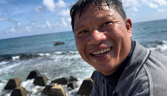 Hơn 40 tuổi, anh Xuân có hơn 20 năm gắn bó với Trường Sa làm nghề lặn biển.