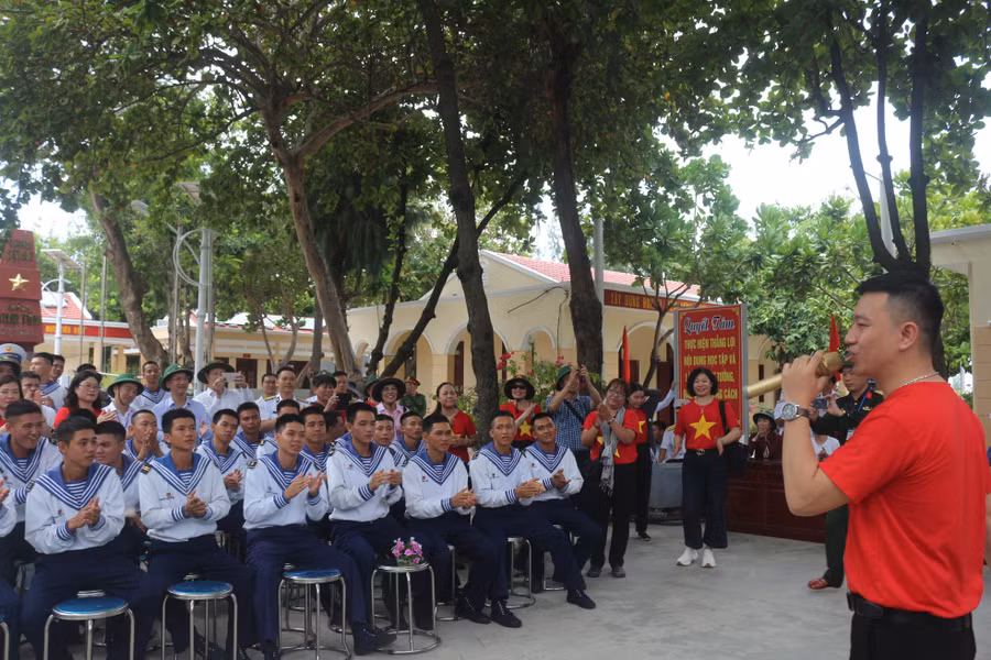 Nghệ sĩ Công Thắng giao lưu với cán bộ, chiến sĩ đảo Sinh Tồn.