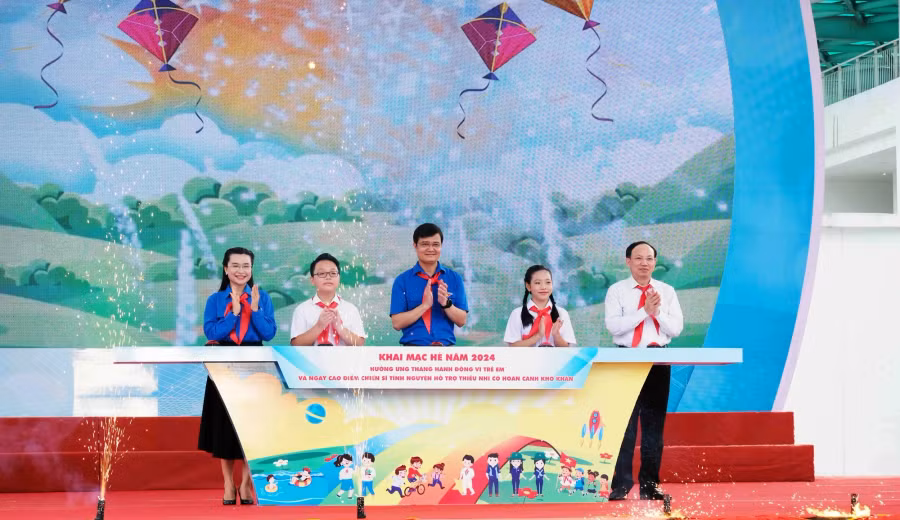 Các đại biểu thực hiện nghi thức khai mạc hè