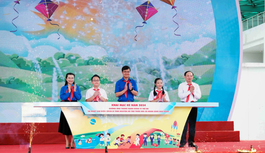 Các đại biểu thực hiện nghi thức khai mạc hè Các đại biểu thực hiện nghi thức khai mạc hè