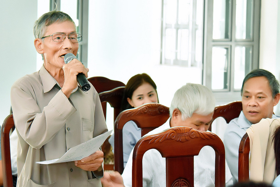 Cử tri Vũ Hồng Phát (tổ 6, phường Thống Nhất, TP. Pleiku) kiến nghị đại biểu HĐND các cấp sớm có ý kiến để tháo gỡ dự án đường 17-3 nối dài từ đường Phạm Văn Đồng đến Lê Đại Hành đã &quot;treo&quot; suốt 26 năm. Ảnh: Đ.T