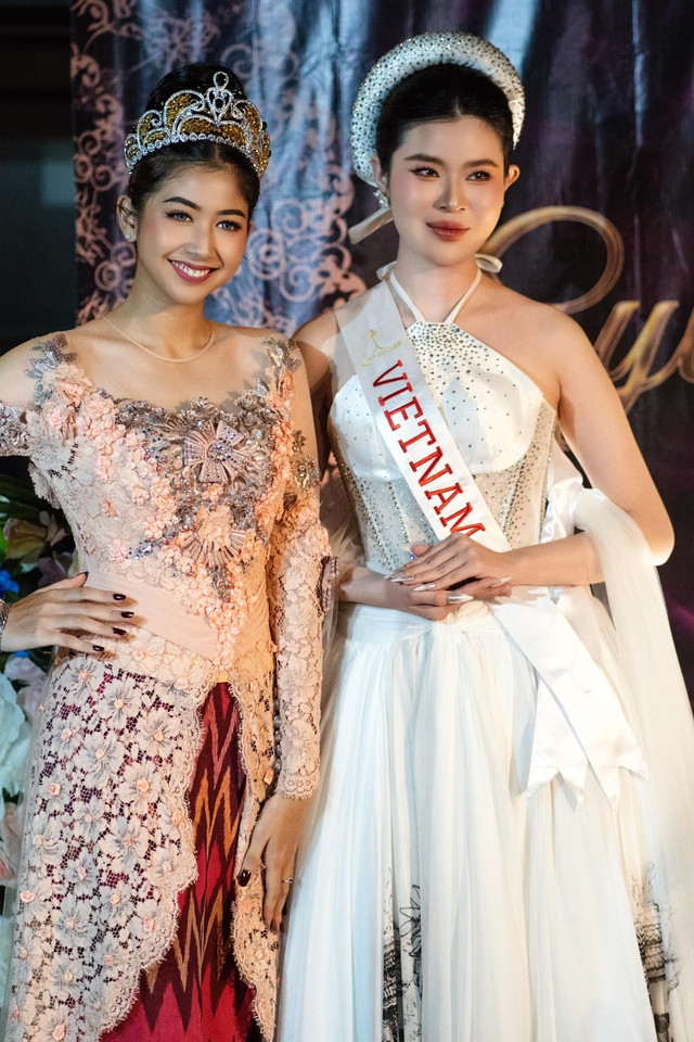Nguyễn Đặng Như Quỳnh diện trang phục lấy cảm hứng từ cô Tấm trong truyện Tấm Cám dự buổi tiệc tối và trao sash tại Indonesia
