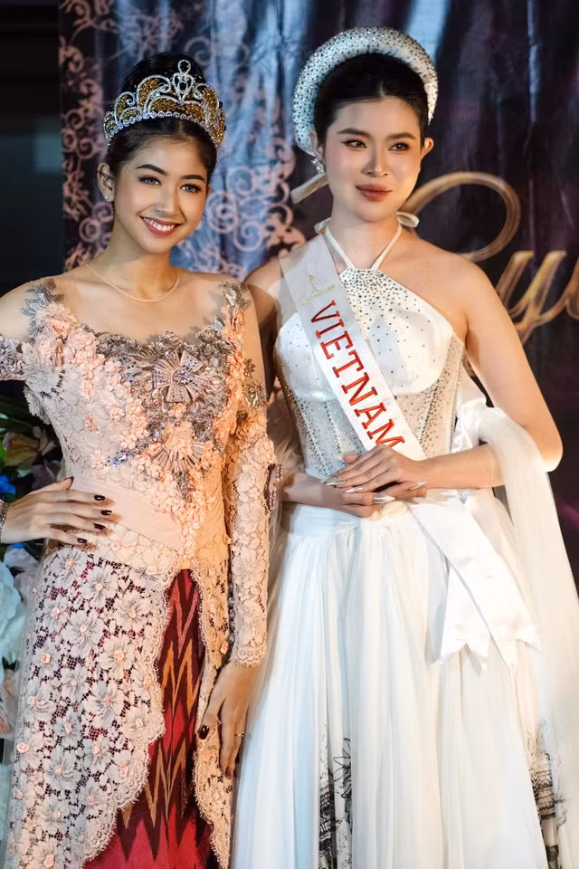 Nguyễn Đặng Như Quỳnh diện trang phục lấy cảm hứng từ cô Tấm trong truyện Tấm Cám dự buổi tiệc tối và trao sash tại Indonesia