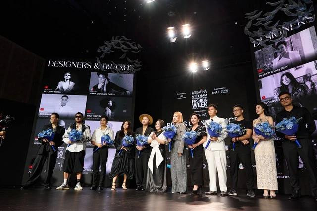 Các nhà thiết kế nhận hoa từ ban tổ chức