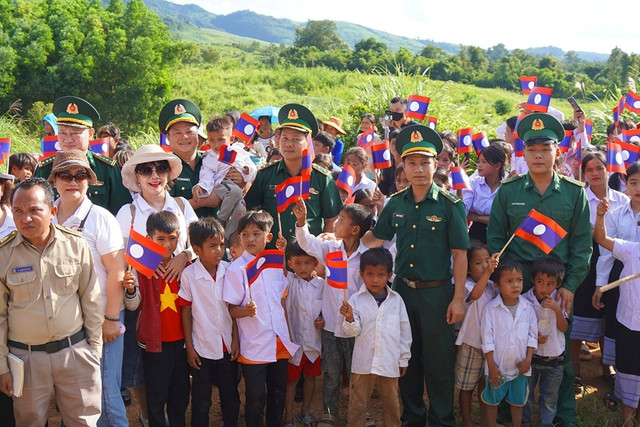 Đồn biên phòng Hướng Lập thường xuyên tổ chức những ngày hội cho trẻ em và bà con ở hai bên đường biên Đồn biên phòng Hướng Lập thường xuyên tổ chức những ngày hội cho trẻ em và bà con ở hai bên đường biên