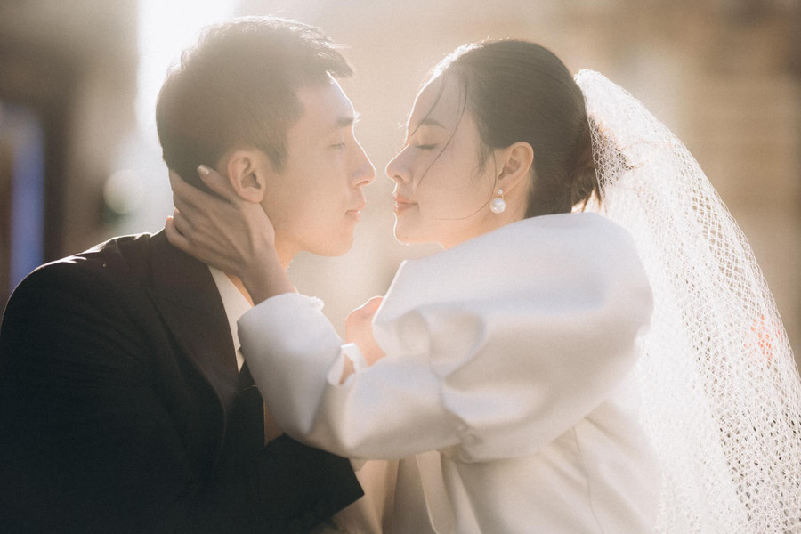 Ở loạt ảnh này, Midu không lựa chọn thiết kế bồng bềnh như nàng công chúa thay vào đó cô chọn bộ đầm ngắn kín đáo ở phần thân trên và chỉ khoe khéo đôi chân nuột nà Ở loạt ảnh này, Midu không lựa chọn thiết kế bồng bềnh như nàng công chúa thay vào đó cô chọn bộ đầm ngắn kín đáo ở phần thân trên và chỉ khoe khéo đôi chân nuột nà