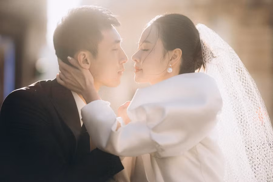 Ở loạt ảnh này, Midu không lựa chọn thiết kế bồng bềnh như nàng công chúa thay vào đó cô chọn bộ đầm ngắn kín đáo ở phần thân trên và chỉ khoe khéo đôi chân nuột nà