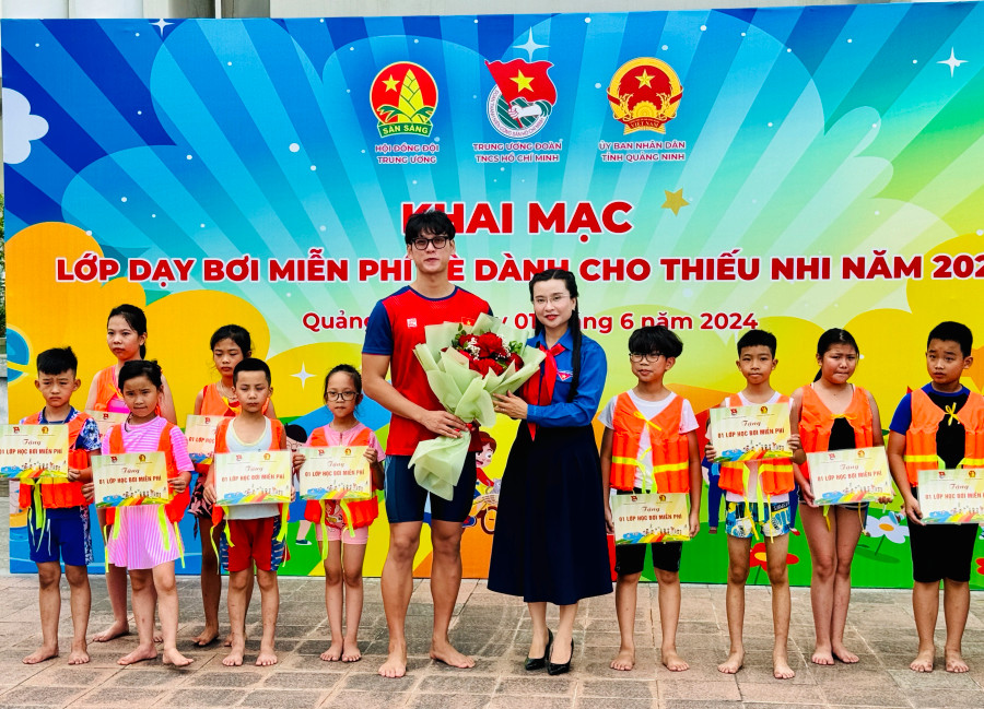 Chị Nguyễn Phạm Duy Trang tặng hoa, trao thư cảm ơn của T.Ư Đoàn tới "kình ngư" Hoàng Quý Phước Chị Nguyễn Phạm Duy Trang tặng hoa, trao thư cảm ơn của T.Ư Đoàn tới "kình ngư" Hoàng Quý Phước