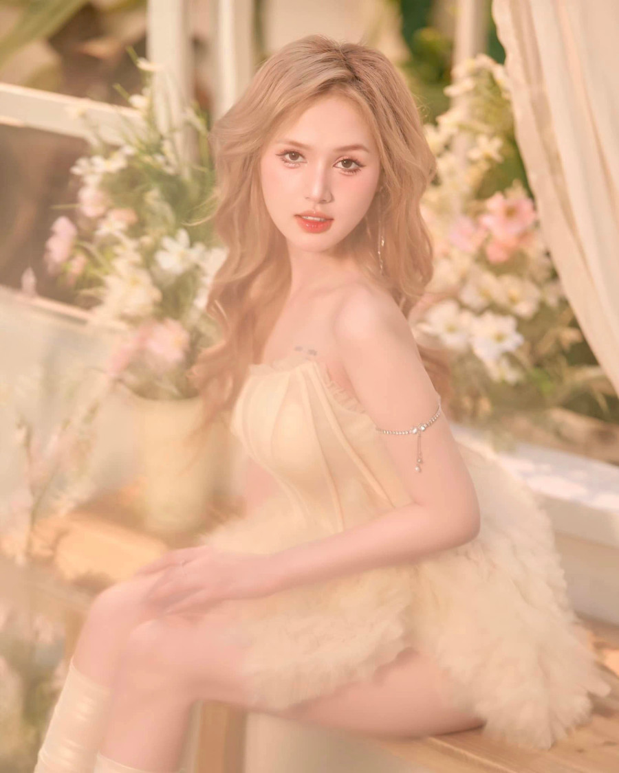 Xoài Non tên thật là Phạm Thùy Trang, sinh năm 2002. Cô là người mẫu quảng cáo nổi tiếng ở TP.HCM, gây ấn tượng bởi vẻ ngoài xinh đẹp, làn da trắng sáng cùng nụ cười rạng rỡ. Bên cạnh công việc influencer (người có sức ảnh hưởng trên mạng), cô còn tham gia diễn xuất trong các phim sitcom, MV ca nhạc Xoài Non tên thật là Phạm Thùy Trang, sinh năm 2002. Cô là người mẫu quảng cáo nổi tiếng ở TP.HCM, gây ấn tượng bởi vẻ ngoài xinh đẹp, làn da trắng sáng cùng nụ cười rạng rỡ. Bên cạnh công việc influencer (người có sức ảnh hưởng trên mạng), cô còn tham gia diễn xuất trong các phim sitcom, MV ca nhạc