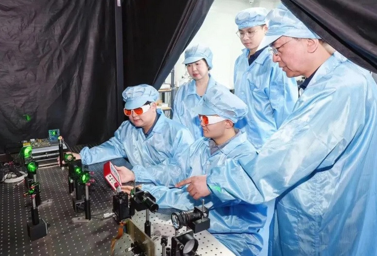 Các nhà khoa học Đại học Thanh Hoa phát triển chip Tianmouc dựa trên thị giác con người. Ảnh: SCMP Các nhà khoa học Đại học Thanh Hoa phát triển chip Tianmouc dựa trên thị giác con người. Ảnh: SCMP