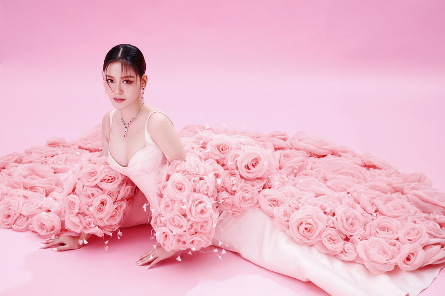 Thông qua bộ ảnh, Đặng Thanh Ngân nhắn nhủ bản thân "dẫu con đường phía trước không trải hoa hồng nhưng phải luôn nỗ lực để tô vẽ thêm những mảng màu này vào cuộc sống" Thông qua bộ ảnh, Đặng Thanh Ngân nhắn nhủ bản thân "dẫu con đường phía trước không trải hoa hồng nhưng phải luôn nỗ lực để tô vẽ thêm những mảng màu này vào cuộc sống"