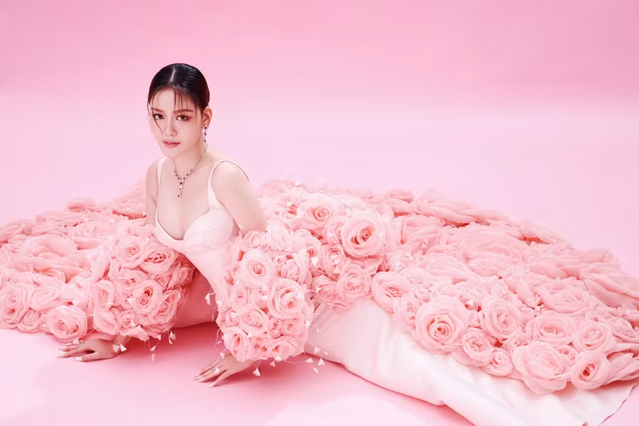 Thông qua bộ ảnh, Đặng Thanh Ngân nhắn nhủ bản thân "dẫu con đường phía trước không trải hoa hồng nhưng phải luôn nỗ lực để tô vẽ thêm những mảng màu này vào cuộc sống"