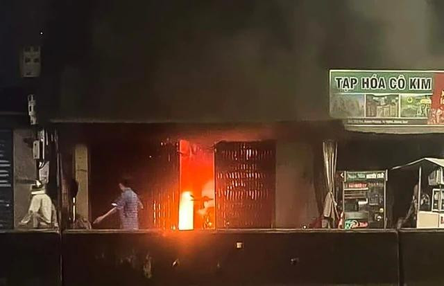 Khói bay nghi ngút bao trùm ngôi nhà