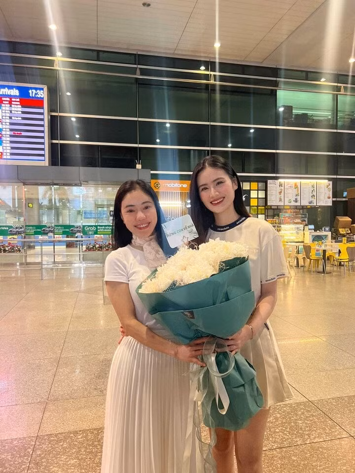 Bà Phạm Kim Dung, Chủ tịch Miss World Vietnam có mặt ở sân bay để chúc mừng Ý Nhi. Bà Phạm Kim Dung, Chủ tịch Miss World Vietnam có mặt ở sân bay để chúc mừng Ý Nhi.