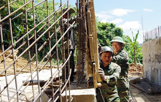 Cán bộ, chiến sĩ Đồn biên phòng cửa khẩu A Đớt xây dựng công trình nước sạch và vệ sinh cho Đại đội bảo vệ biên giới 531 của nước bạn Lào Cán bộ, chiến sĩ Đồn biên phòng cửa khẩu A Đớt xây dựng công trình nước sạch và vệ sinh cho Đại đội bảo vệ biên giới 531 của nước bạn Lào