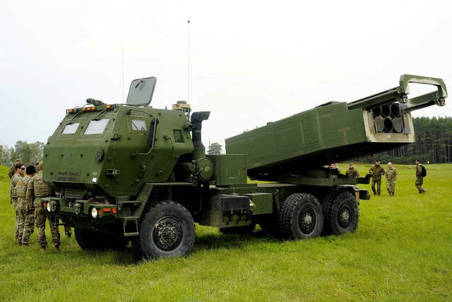 Một hệ thống tên lửa pháo phản lực cơ động cao (HIMARS). Ảnh: Reuters Một hệ thống tên lửa pháo phản lực cơ động cao (HIMARS). Ảnh: Reuters