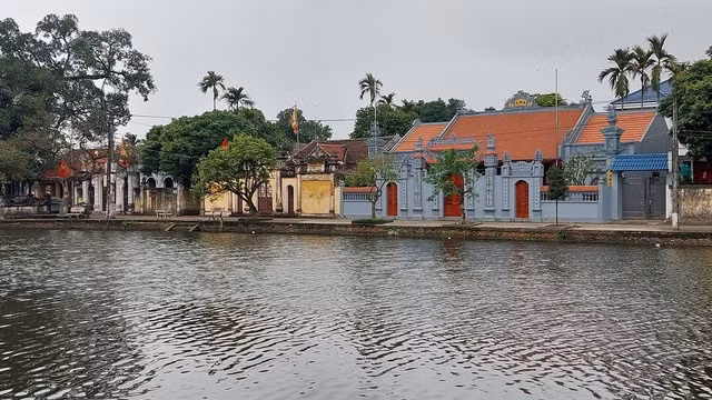 Những nhà thờ họ dọc ao làng Nôm