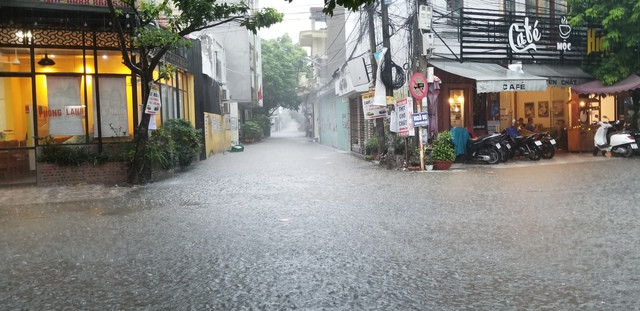 Ngõ 90 Trung Lực, P.Đằng Lâm ngập sâu gần 1 m nước, khiến không một phương tiện nào dám qua lại Ngõ 90 Trung Lực, P.Đằng Lâm ngập sâu gần 1 m nước, khiến không một phương tiện nào dám qua lại