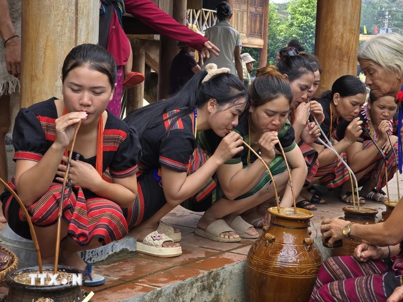 Dân làng người Brâu cùng đến thưởng thức rượu thiêng để mong thần linh chứng giám, phù hộ cho gia đình mình trong mùa vụ mới. (Ảnh: Khoa Chương/TTXVN) Dân làng người Brâu cùng đến thưởng thức rượu thiêng để mong thần linh chứng giám, phù hộ cho gia đình mình trong mùa vụ mới. (Ảnh: Khoa Chương/TTXVN)