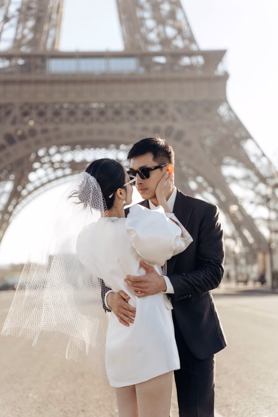 Minh Đạt là giám đốc vận hành chi nhánh của Nhựa Duy Tân đến nay được 8 năm. Anh còn là phó chủ nhiệm Câu lạc bộ Doanh nhân gia đình (trực thuộc Hội Doanh nhân trẻ TP.HCM). Trong khi đó, hồi tháng 3 Midu vừa tốt nghiệp thạc sĩ ngành ngành Mỹ thuật ứng dụng ở vị trí á khoa của Trường đại học Văn Lang (TP.HCM)