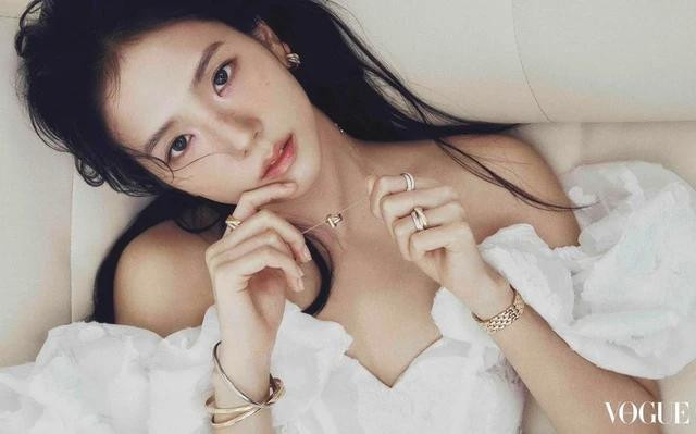 Luôn là một trong những người đẹp giữ được phong độ nhan sắc tuyệt đỉnh, nhưng lần này người đẹp lại bị mất điểm chỉ bởi tông trang điểm kém nổi bật.