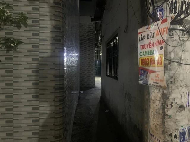 Việc di chuyển trong hẻm vào buổi tối là một thử thách cho những ai không quen đường