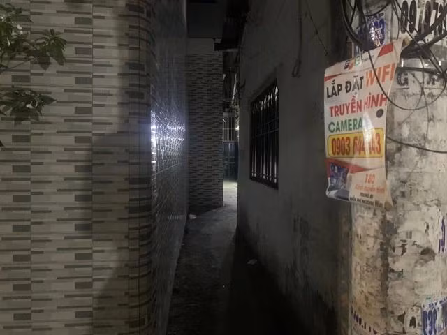 Việc di chuyển trong hẻm vào buổi tối là một thử thách cho những ai không quen đường
