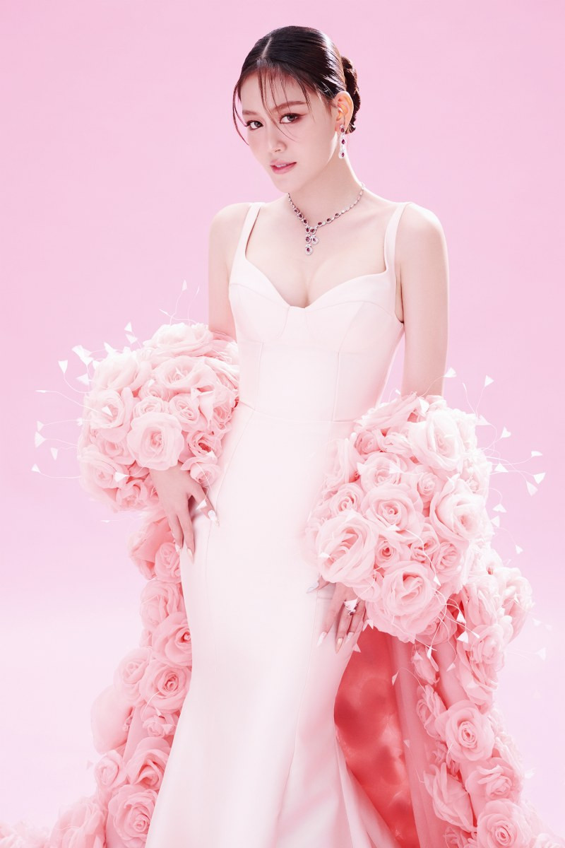 "Thước đo dành cho nghệ sĩ càng ngày càng khó nên muốn có được một vị trí xứng đáng thì cần phải cho đi những giá trị tích cực cho xã hội", nàng hậu sinh năm 1999 nói "Thước đo dành cho nghệ sĩ càng ngày càng khó nên muốn có được một vị trí xứng đáng thì cần phải cho đi những giá trị tích cực cho xã hội", nàng hậu sinh năm 1999 nói