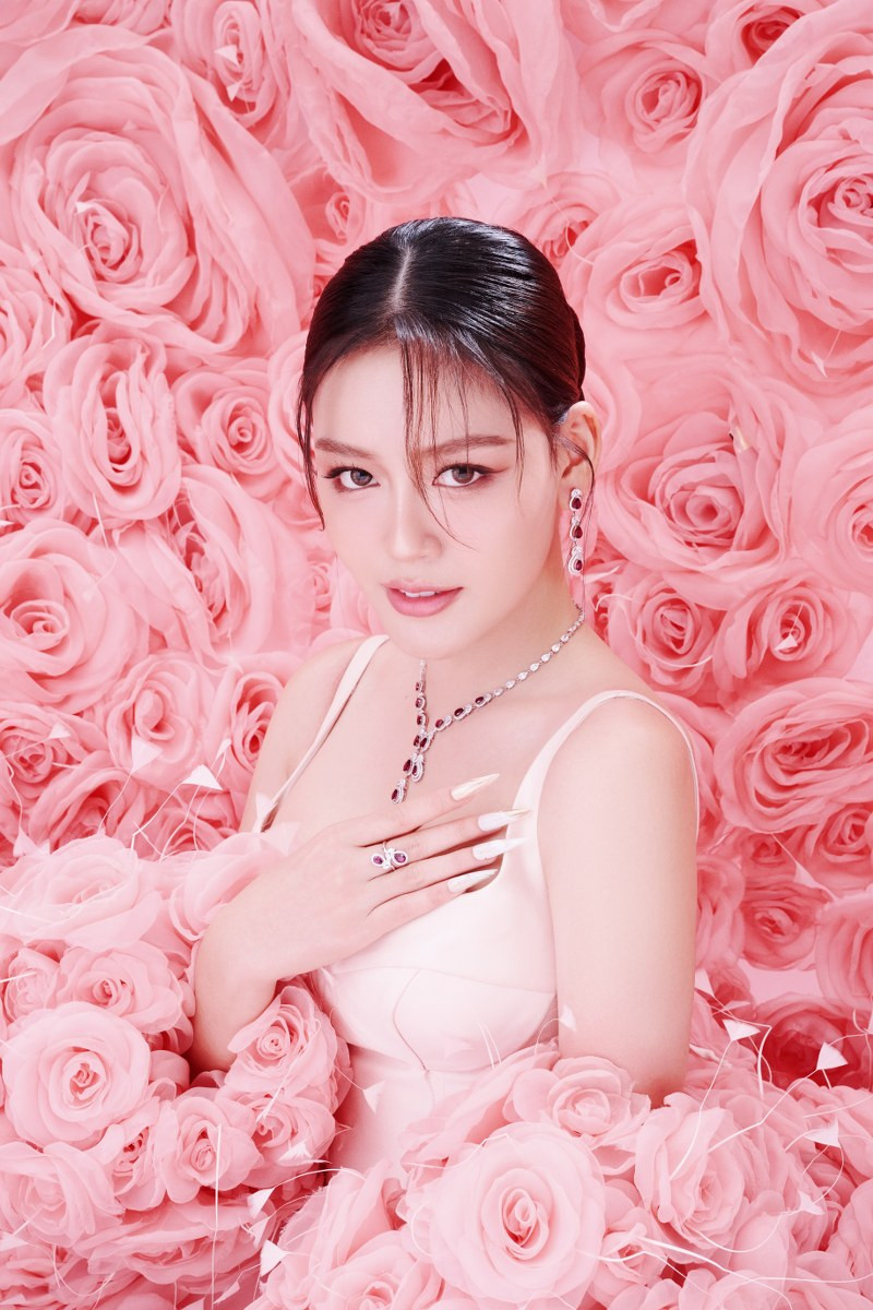 "Do kinh tế biến động nên hầu hết các ngành nghề đều bị ảnh hưởng chứ không riêng gì ngành giải trí. Tôi nghĩ hoạt động showbiz cũng có giảm đôi chút nhưng mình tin tất cả mọi giá trị nhận được đều do chính sự nỗ lực và cố gắng thay đổi không ngừng của mình", Đặng Thanh Ngân chia sẻ "Do kinh tế biến động nên hầu hết các ngành nghề đều bị ảnh hưởng chứ không riêng gì ngành giải trí. Tôi nghĩ hoạt động showbiz cũng có giảm đôi chút nhưng mình tin tất cả mọi giá trị nhận được đều do chính sự nỗ lực và cố gắng thay đổi không ngừng của mình", Đặng Thanh Ngân chia sẻ