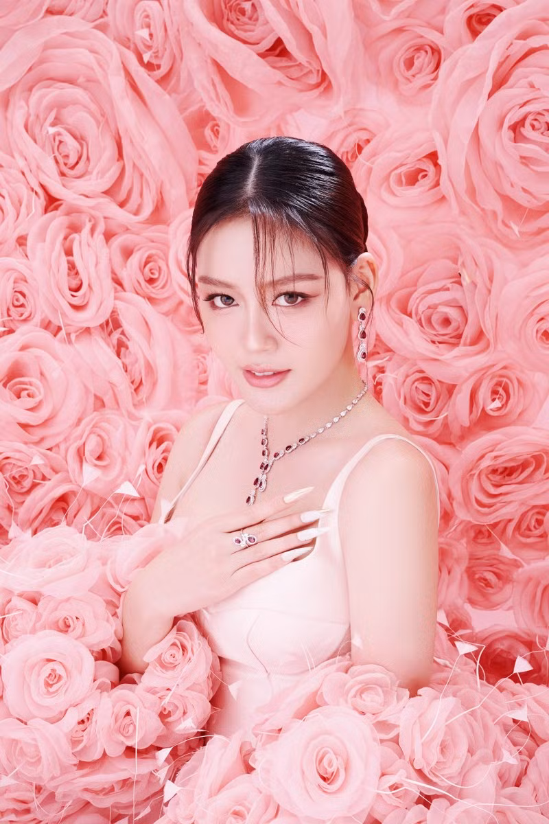 "Do kinh tế biến động nên hầu hết các ngành nghề đều bị ảnh hưởng chứ không riêng gì ngành giải trí. Tôi nghĩ hoạt động showbiz cũng có giảm đôi chút nhưng mình tin tất cả mọi giá trị nhận được đều do chính sự nỗ lực và cố gắng thay đổi không ngừng của mình", Đặng Thanh Ngân chia sẻ "Do kinh tế biến động nên hầu hết các ngành nghề đều bị ảnh hưởng chứ không riêng gì ngành giải trí. Tôi nghĩ hoạt động showbiz cũng có giảm đôi chút nhưng mình tin tất cả mọi giá trị nhận được đều do chính sự nỗ lực và cố gắng thay đổi không ngừng của mình", Đặng Thanh Ngân chia sẻ