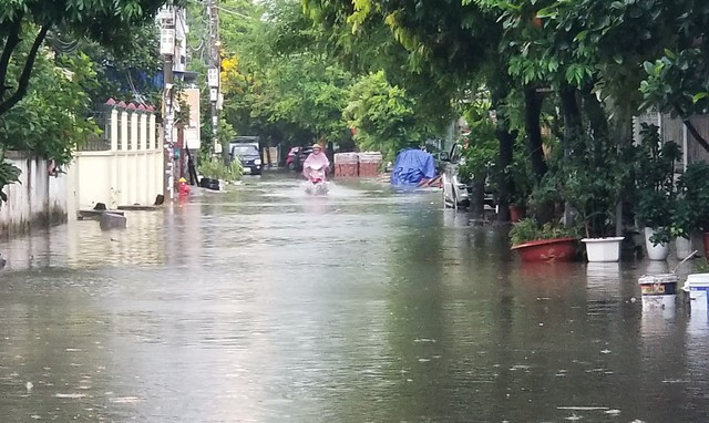 Đường HCR, P.Đông Hải 2 (Q.Hải An) có điểm ngập sâu tới 1 m nước Đường HCR, P.Đông Hải 2 (Q.Hải An) có điểm ngập sâu tới 1 m nước