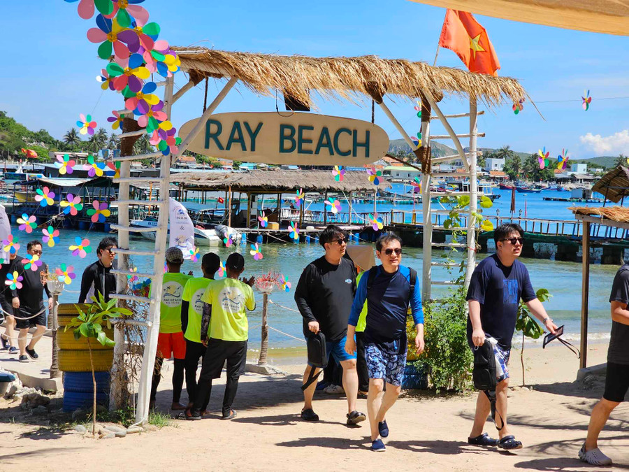 Du khách nước ngoài tham quan Nha Trang, tháng 5.2024