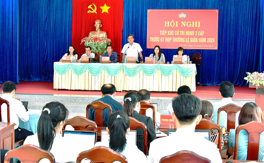 Ủy viên Ban Chấp hành Trung ương Đảng, Bí thư Tỉnh ủy, Chủ tịch HĐND tỉnh Hồ Văn Niên phát biểu tại hội nghị tiếp xúc cử tri. Ảnh: ĐỨC THỤY