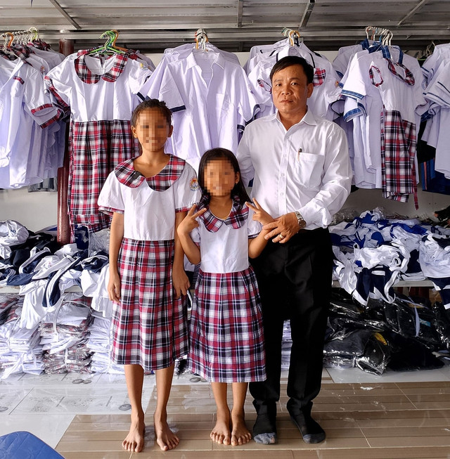 Những bộ đồng phục mới từ xưởng may của anh Nguyễn Quốc Hiếu được tặng cho các em học sinh. (Ảnh do nhân vật cung cấp) Những bộ đồng phục mới từ xưởng may của anh Nguyễn Quốc Hiếu được tặng cho các em học sinh. (Ảnh do nhân vật cung cấp)