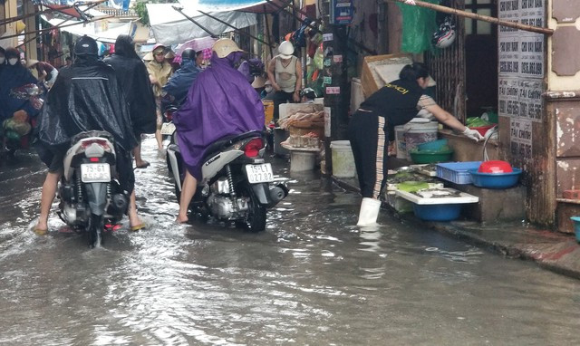 Người dân bì bõm trong nước bẩn ở chợ dân sinh Ngã ba Bà Tẹo, P.Đông Hải 1 (Q.Hải An) Người dân bì bõm trong nước bẩn ở chợ dân sinh Ngã ba Bà Tẹo, P.Đông Hải 1 (Q.Hải An)