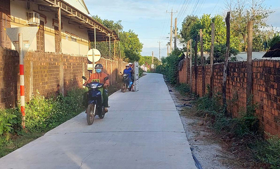Hệ thống giao thông nông thôn xã Ia Hrú đã được đầu tư hoàn thiện giúp người dân đi lại thuận tiện. Ảnh: N.H