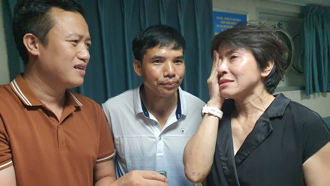 Chị Lệ Hoa, cảm động chia sẻ nỗi vất vả của với Tổ trưởng phục vụ Trần Trung Trường (bìa trái) và Tổng biên tập báo QK2 Đào Đức Hanh Chị Lệ Hoa, cảm động chia sẻ nỗi vất vả của với Tổ trưởng phục vụ Trần Trung Trường (bìa trái) và Tổng biên tập báo QK2 Đào Đức Hanh