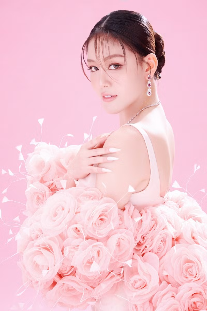 Chia sẻ về cuộc sống hiện tại, Đặng Thanh Ngân cho hay: “Tôi cũng khá bận rộn vì phải vừa song song giữa việc học và công việc. Tôi đang theo học khóa diễn viên điện ảnh chuyên sâu tại học viện của đạo diễn Kathy Uyên. Bên cạnh đó, tôi cũng đang học tập và trau dồi khả năng ngoại ngữ của bản thân”. Đặng Thanh Ngân nói cô đặt mục tiêu nghề nghiệp chính của mình là một diễn viên. Do đó, người đẹp 25 tuổi cố gắng trau dồi, khám phá nhiều hơn về bản thân Chia sẻ về cuộc sống hiện tại, Đặng Thanh Ngân cho hay: “Tôi cũng khá bận rộn vì phải vừa song song giữa việc học và công việc. Tôi đang theo học khóa diễn viên điện ảnh chuyên sâu tại học viện của đạo diễn Kathy Uyên. Bên cạnh đó, tôi cũng đang học tập và trau dồi khả năng ngoại ngữ của bản thân”. Đặng Thanh Ngân nói cô đặt mục tiêu nghề nghiệp chính của mình là một diễn viên. Do đó, người đẹp 25 tuổi cố gắng trau dồi, khám phá nhiều hơn về bản thân