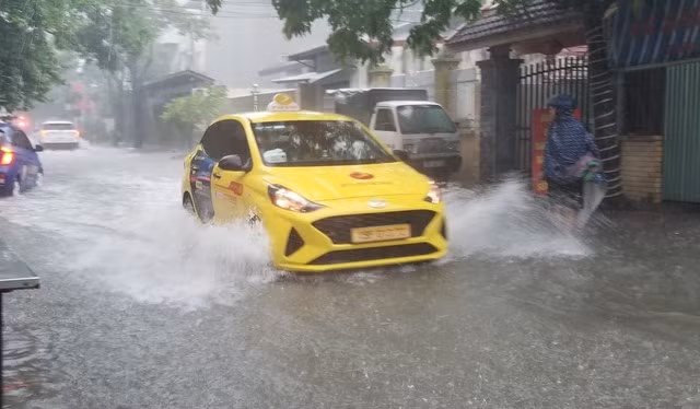 Đường Trung Lực, P.Đằng Lâm (Q.Hải An) trắng băng nước, khiến các phương tiện lưu thông qua gặp nhiều khó khăn