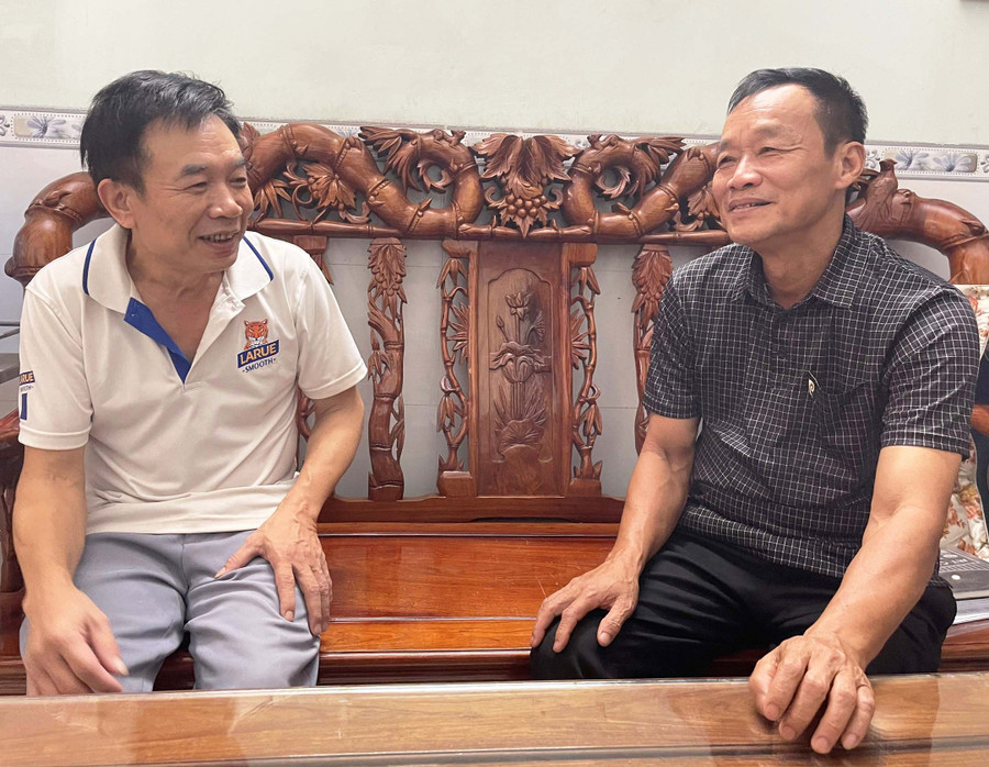 Ông Tin-Bí thư chi bộ TDP2 (bên phải, Đảng bộ phường Đống Đa) thường xuyên gặp gỡ, nắm bắt tình hình đảng viên. Ảnh: P.D Ông Tin-Bí thư chi bộ TDP2 (bên phải, Đảng bộ phường Đống Đa) thường xuyên gặp gỡ, nắm bắt tình hình đảng viên. Ảnh: P.D