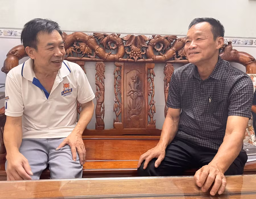 Ông Tin-Bí thư chi bộ TDP2 (bên phải, Đảng bộ phường Đống Đa) thường xuyên gặp gỡ, nắm bắt tình hình đảng viên. Ảnh: P.D