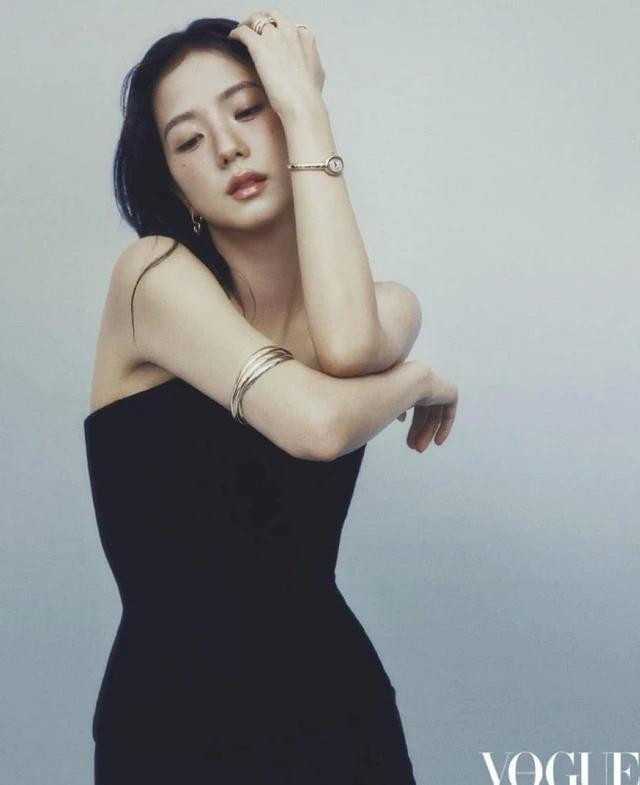Tuy nhiên loạt ảnh được Jisoo đăng tải chỉ là bản demo, sau loạt ảnh được công bố chính thức trên bìa Vogue, cộng đồng mạng phải trầm trồ với nhan sắc của cô nàng. Tuy nhiên loạt ảnh được Jisoo đăng tải chỉ là bản demo, sau loạt ảnh được công bố chính thức trên bìa Vogue, cộng đồng mạng phải trầm trồ với nhan sắc của cô nàng.
