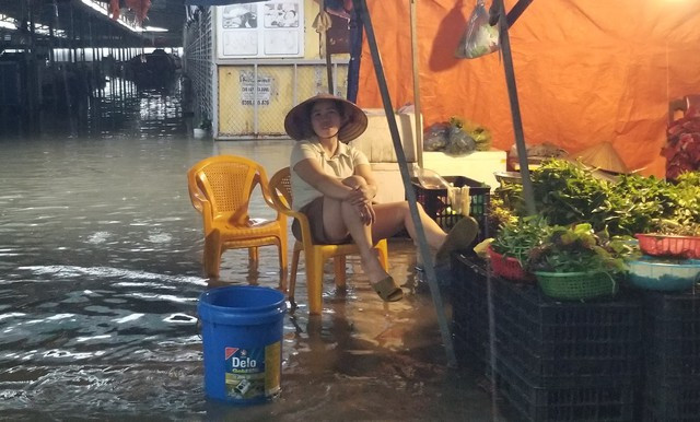 Tiểu thương chợ dân sinh Đông Hải 2 (Q.Hải An) ngồi gác chân lên cho khỏi nước, ngóng chờ người mua Tiểu thương chợ dân sinh Đông Hải 2 (Q.Hải An) ngồi gác chân lên cho khỏi nước, ngóng chờ người mua