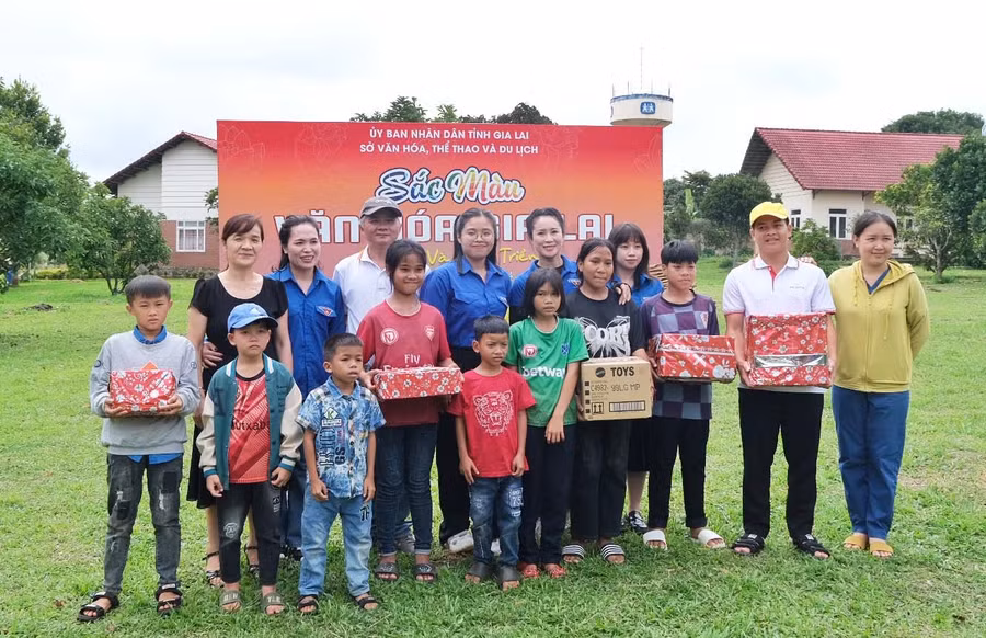 Chi đoàn Sở Văn hóa-Thể thao và Du lịch tặng quà cho thiếu nhi tại Làng Trẻ em SOS và Trung tâm bảo trợ xã hội tổng hợp tỉnh. Ảnh: M.C