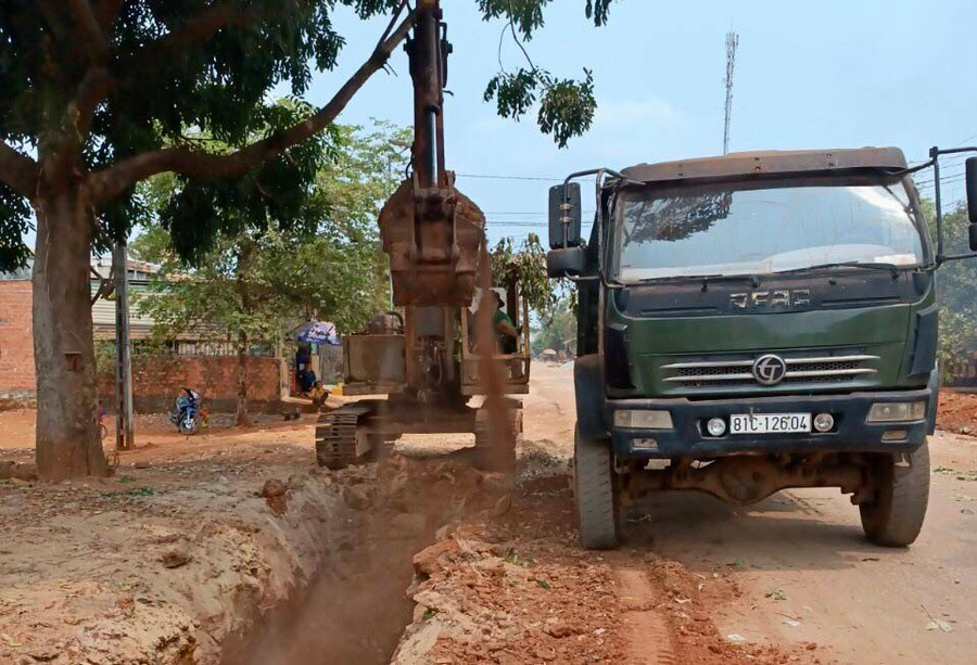 Sữa chữa hệ thống đường giao thông trên địa bàn xã Ia O. Ảnh: L.N Sữa chữa hệ thống đường giao thông trên địa bàn xã Ia O. Ảnh: L.N