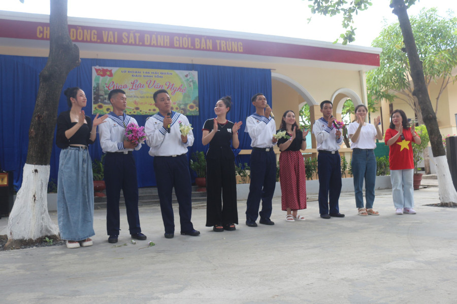 Cháy cùng người lính đảo. Cháy cùng người lính đảo.