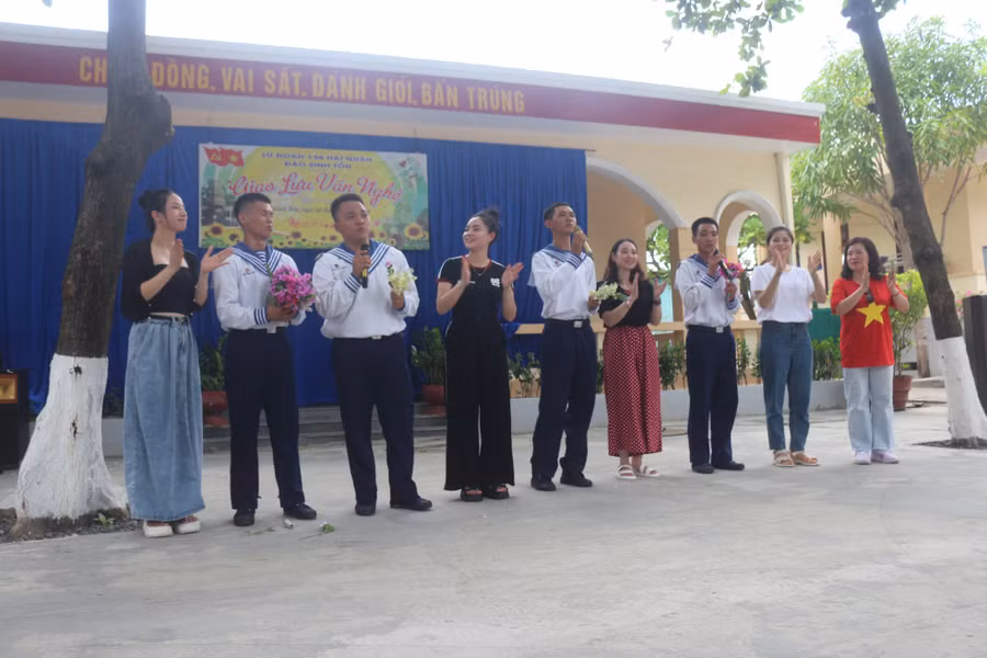 Cháy cùng người lính đảo.