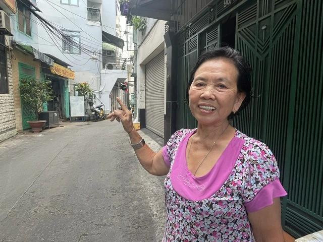 Bà Tư đang giới thiệu về con hẻm mình đã sống hơn 50 năm qua