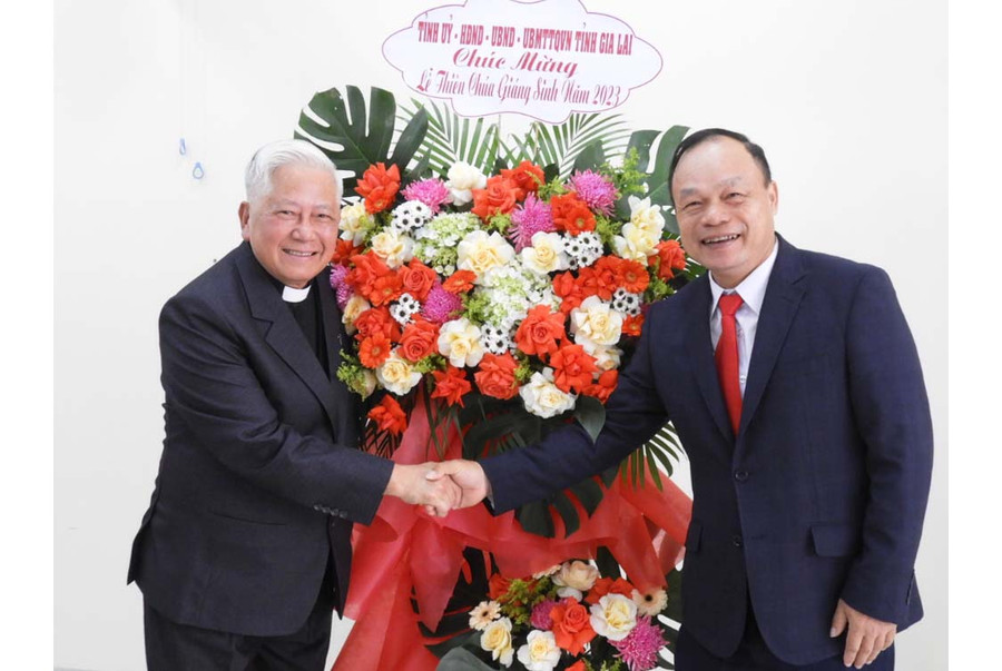 Phó Chủ tịch UBND tỉnh Dương Mah Tiệp (bìa phải) tặng lẵng hoa chúc mừng lễ Giáng sinh năm 2023 tại giáo xứ Đức An (TP. Pleiku). Ảnh: T.N Phó Chủ tịch UBND tỉnh Dương Mah Tiệp (bìa phải) tặng lẵng hoa chúc mừng lễ Giáng sinh năm 2023 tại giáo xứ Đức An (TP. Pleiku). Ảnh: T.N