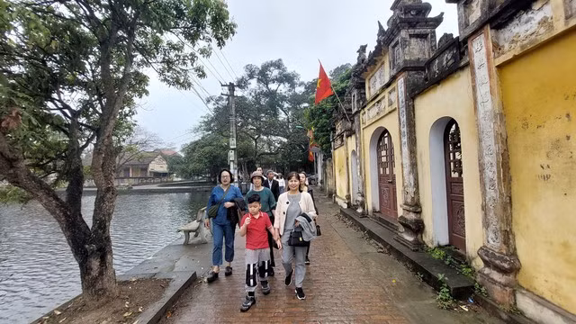 Khách tham quan thích vẻ đẹp yên bình của làng Nôm